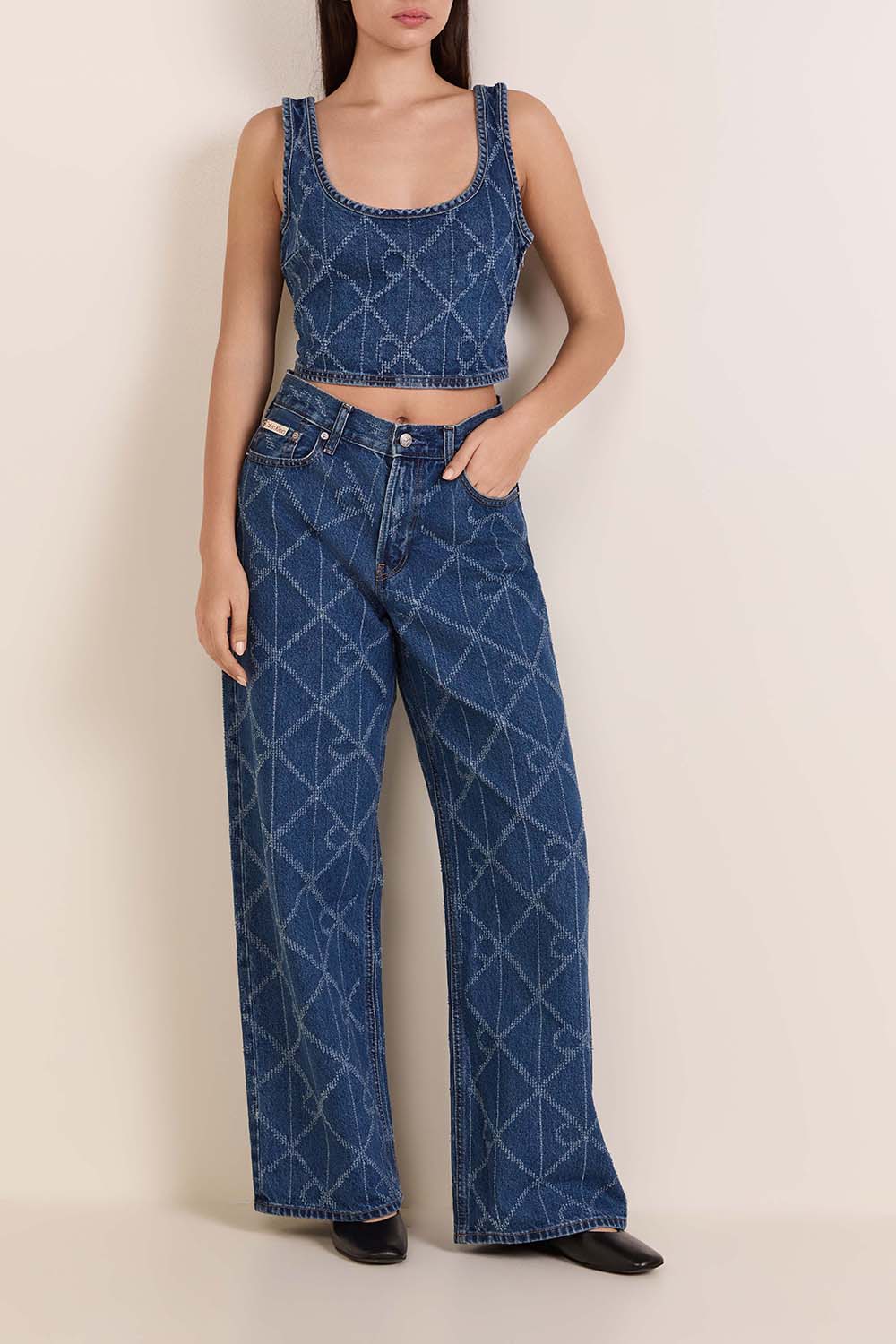 מכנסי ג'ינס בגזרה משוחררת